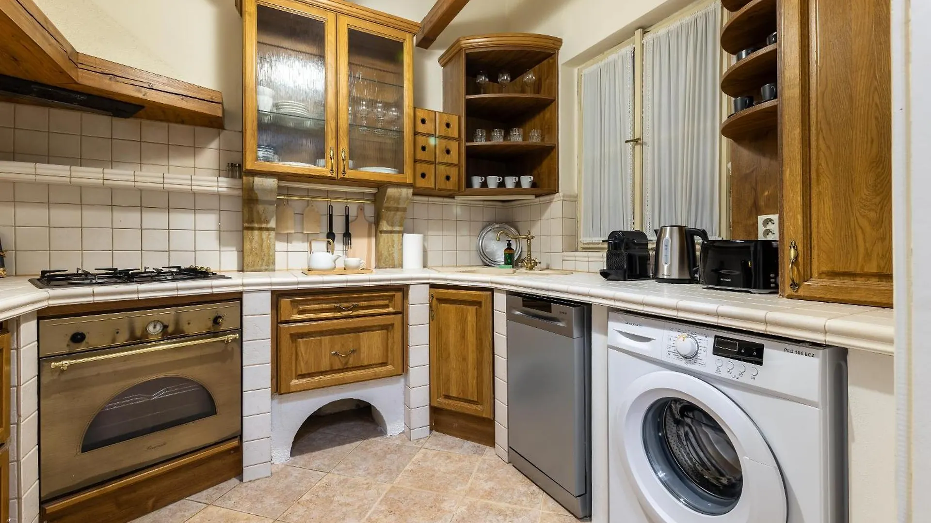 Spacious 2-Bedroom Apartment In Old Town براغ