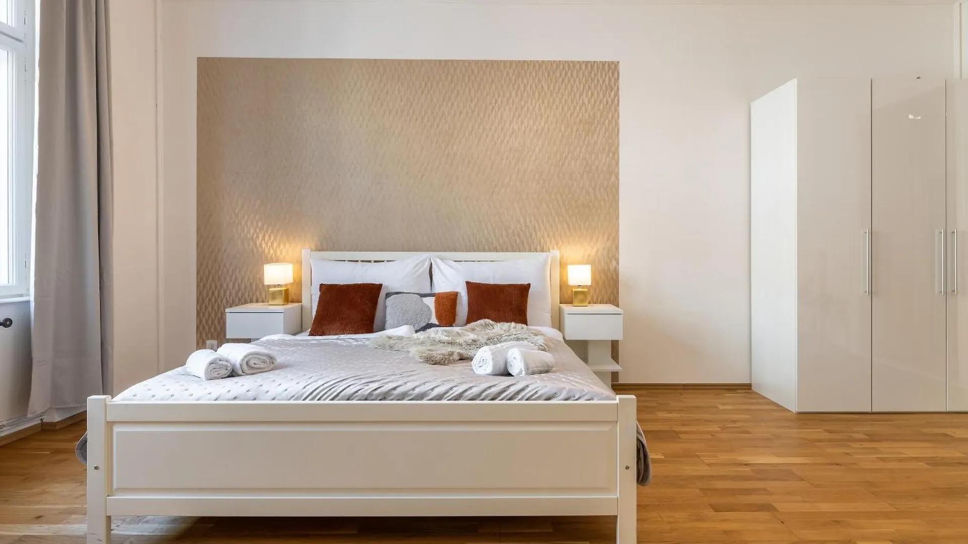 Spacious 2-Bedroom Apartment In Old Town براغ