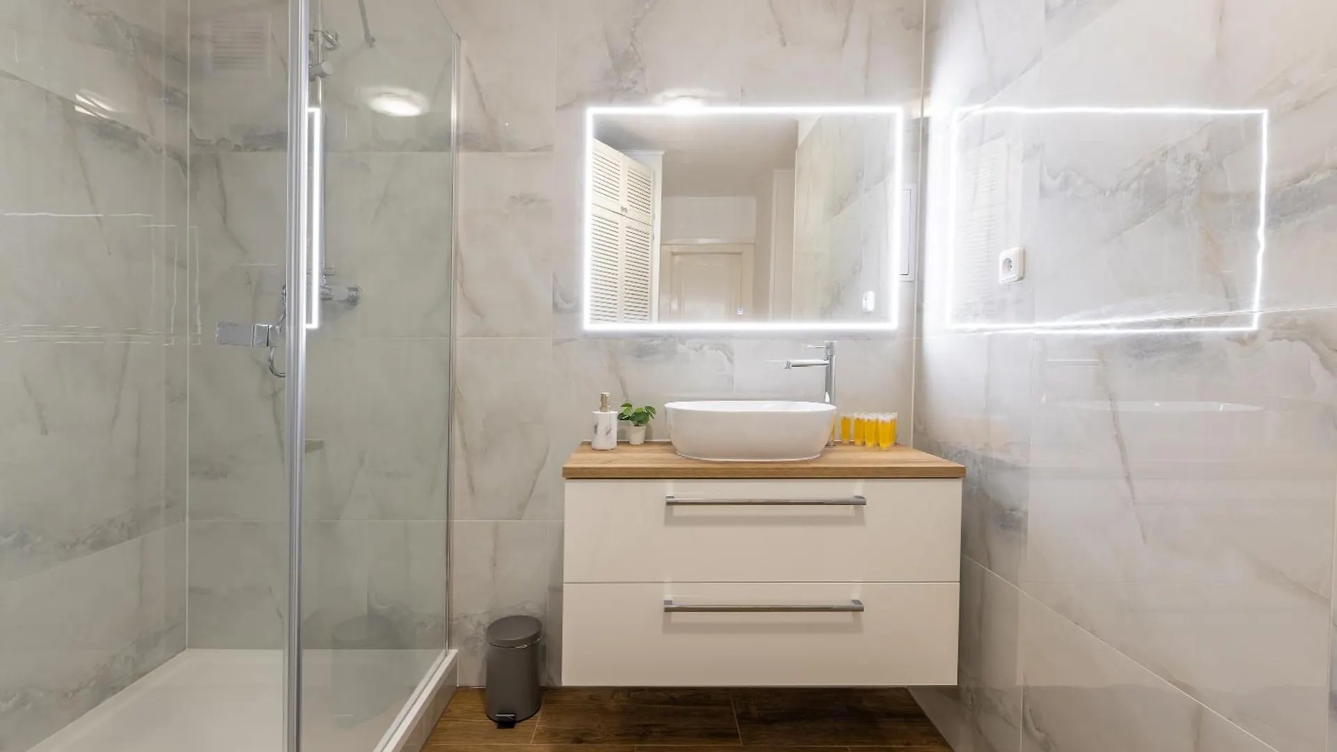 Spacious 2-Bedroom Apartment In Old Town براغ
